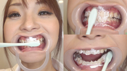 超人气模特刷牙时露出脸♪请仔细观察她的牙齿和口腔内部！