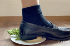 [CRASH] Loafers step on bread and parsley at the feet of a cosplay shoot in a blue checked uniform (J2_100)